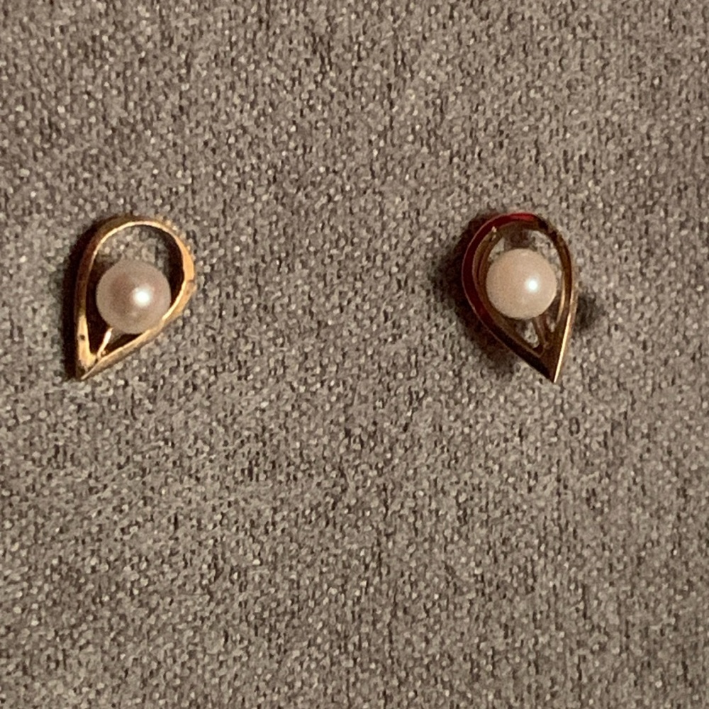 10k gold stud with pearl